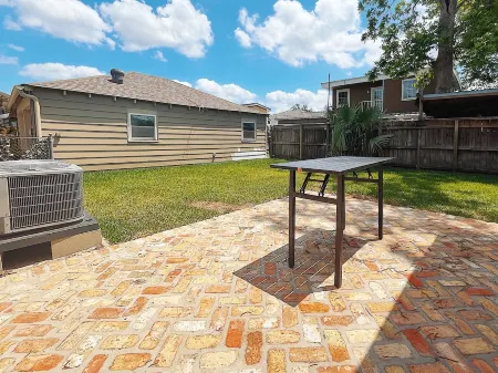 Bungalow On The Blvd - Perfect for long stays, TVs in every room, ample parking!