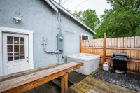 Cool cabin in Fayetteville 1 mile from downtown, Hot Tub