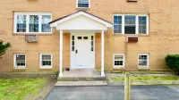 Cozy Retreat - Fully Equipped Kitchen, Plush Amenities Hotels in Manchester