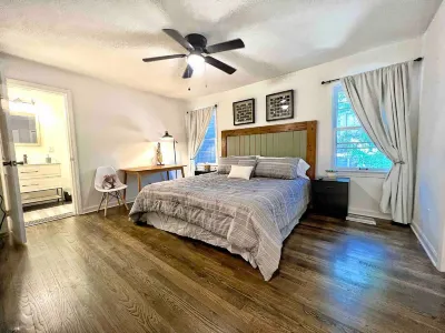 Cozy Retreat - Spacious Patio, Bama Room, HD TV