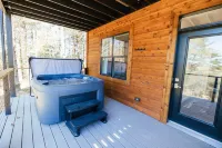 Stunning Rooftop Cabin with HotTub, WiFi, Views
