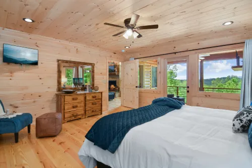 Luxury Mtn Retreat! 3 miles to Downtown w/Hot tub! Hotels in Mineral Bluff