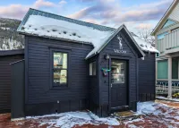 Pool, Hot Tub, and Bike Access - Stylish Tranquil Retreat