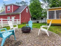 NEW! Marigold & Poppy - Group-Friendly Douglas Retreat - Central & Walkable Hotels in Douglas