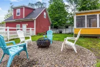 NEW! Marigold & Poppy - Group-Friendly Douglas Retreat - Central & Walkable