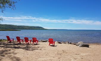 Brand New 7 Bdrm Luxury Cottage with Private Beach Access, BBQ,7.5 Baths, Hot Tub, Ping Pong Table