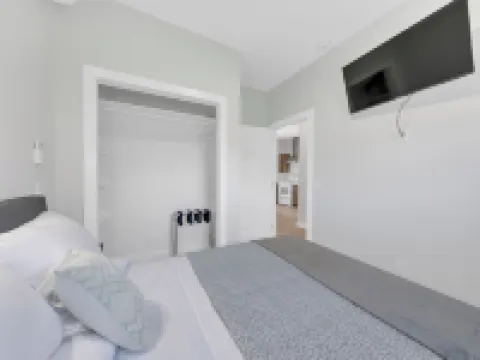 Parkside Flat #5 - Seacliff Beach Suites Hotels in Leamington