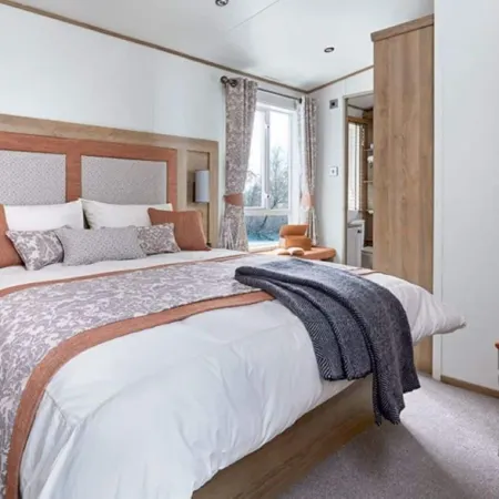 2-Bed Lodge Sleeps 4 - Pet Welcome - Fireplace