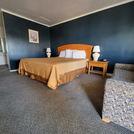 Emerald Inn & Lounge