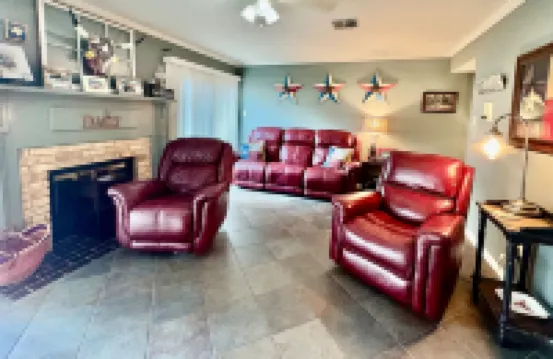 Spacious Layout Near Local Attractions - Charming Condo