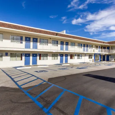 Motel 6 Phoenix, AZ - North Bell Road Отели рядом с достопримечательностью «Дир-Вэлли»
