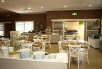 Francis Phillip Motor Inn and the Lodge