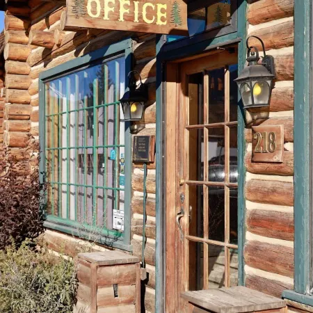 Twin Pines Lodge & Cabins