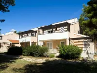 Apartments in Zaton Holiday Resort with Pool Hotel di Zadar