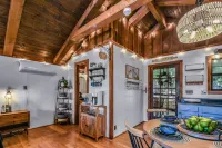Cliff Haven 1 Bedroom Cabin by RedAwning Hotels in Blount County