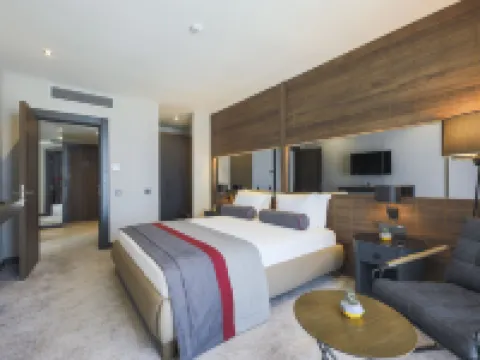 Noax Hotel โรงแรมในเมร์ซีน