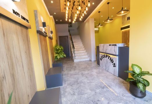 1. 로이 오텔 아카..