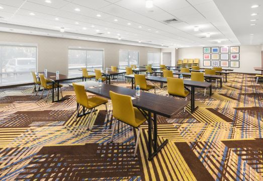 깔끔하게 정돈된 홀리데이 인 익스프레스 & 스위트 수순 시티 객실 내부