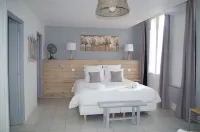 Les Trois cèdres Hotels in Marans