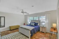 Miabella of Hollywood 3 Bedroom Home by RedAwning