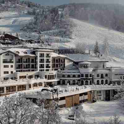 Alpina Alpendorf Hotel Exterior