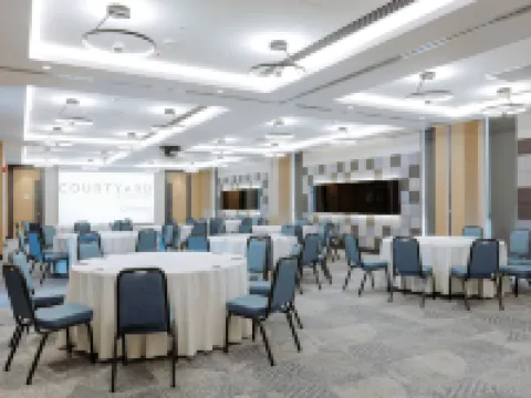 Courtyard Chisinau โรงแรมในคีชีเนา