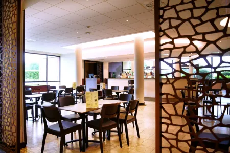 Logis Lyon Est Porte de l'Ain Отели в г. Сен-Морис-де-Бено