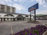 Howard Johnson by Wyndham Downtown Kamloops Отели в г. Камлопс