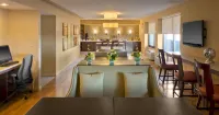 DoubleTree by Hilton Hotel Boston North Shore - バー