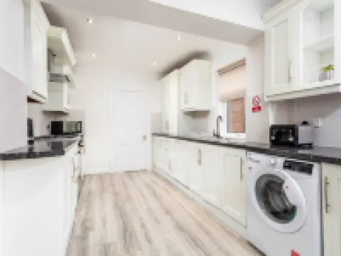 Cuthbert House - Donnini Apartments Hotels in Prestwick