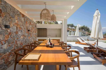 An Elegant Villa in Kokkino Horio