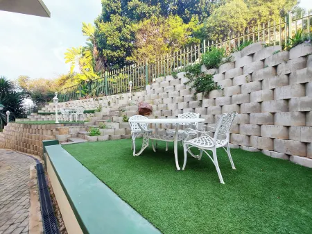 First Group Perna Perna Mossel Bay Отели рядом с достопримечательностью «Post Office Tree»