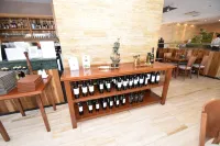 Hotel Tower Inn & Suites - bar