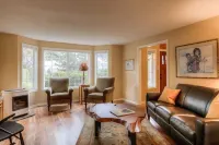 The River Retreat- 4 Bedroom Home on The Willamette River in Salem Oregon