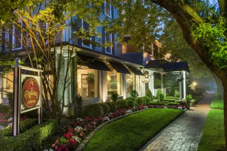 Chateau Inn and Suites Отели рядом с достопримечательностью «Парк Дивайн»