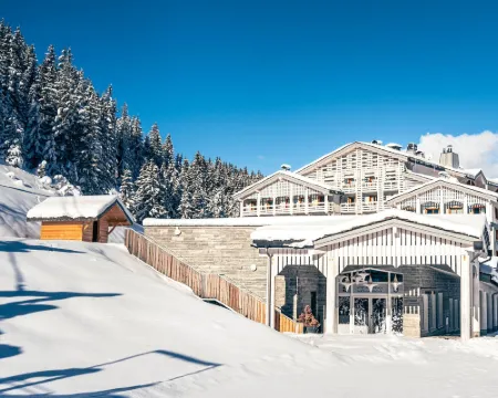 Ecrin Blanc Resort Courchevel - Aquapark Hotels in Courchevel