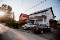 House Karakas - parkir