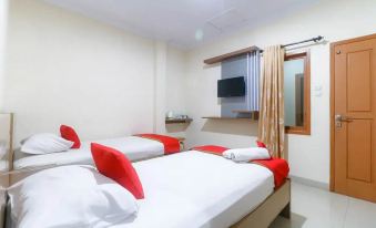 RedDoorz Plus Near WTC Batanghari Mall