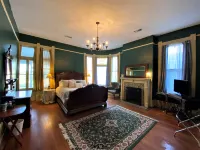 The Queen Anne Inn Hotels near Confederate Monument