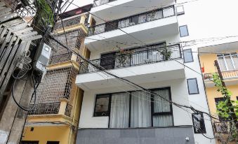 Quiet Hoang Quoc Viet Hotel & Apartment