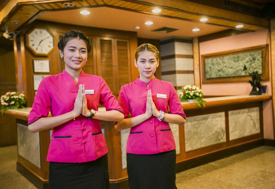 라야 그랜드 호텔 외관 및 주차장