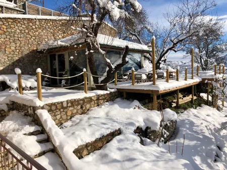 AlmondHouse Suites with Fireplace - Adults Only Отели рядом с достопримечательностью «Church of Agios Georgios»