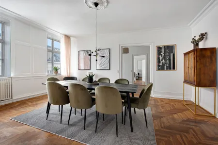 Sanders Square - Spacious Six-Bedroom Apartment Near Amalienborg Отели рядом с достопримечательностью «Русалочка»