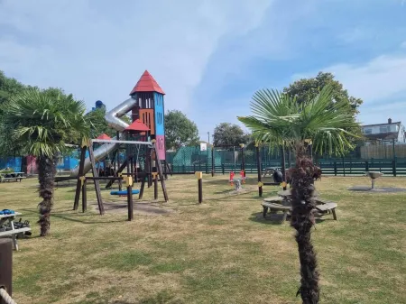 3 Bedroom Caravan - Sleeps 8 - Parking Wifi Pool Отели в г. Клактон-он-Си