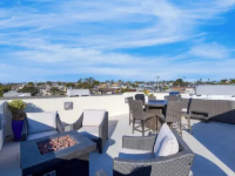 Sunset Serenity by Avantstay Rooftop w/ Hot Tub & Fire Pit, 3 Blocks to Beach! Hotels in Grover Beach