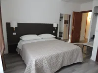 Madonna Della Neve Hotels near Arch of Constantine