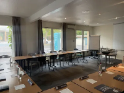 Hôtel Kyriad Direct Montpellier Saint Jean de Vedas La Peyriere エローのホテル