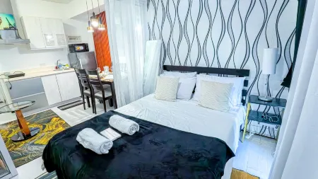 Stunning 1-Bed Apartment in Paranaque Отели рядом с достопримечательностью «Ауэр Леди оф Ботифул Лав Пэриш»