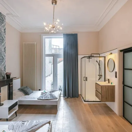 Huswell - Beautiful and Spacious Vacation Home with Parking