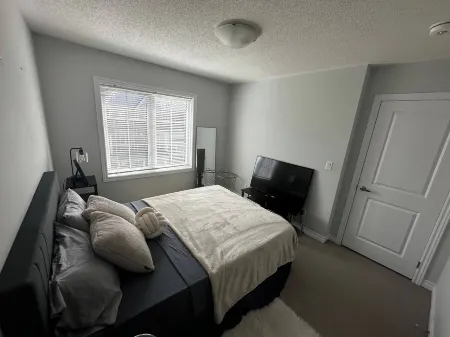 Cozy Whitby Retreat - 2 Bedroom Private House Отели рядом с достопримечательностью «Парк Север Уитби Офф-Лиш Дог»